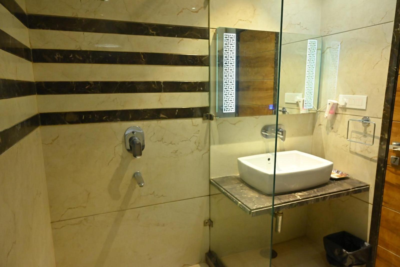 Hotel K D Palace Kanpur Exterior photo
